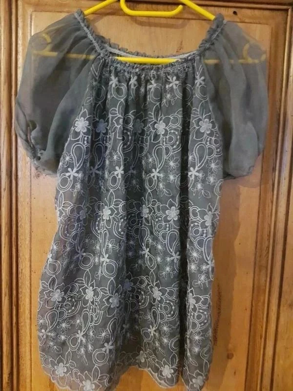 Blouse en voile grise neuve faite par un styliste pro